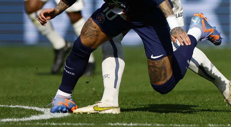 Neymar torceu o tornozelo direito