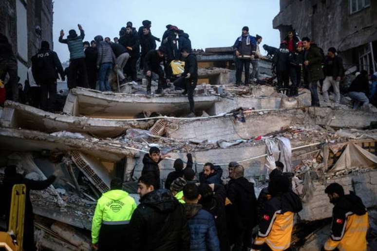 Busca por vítimas de terremoto na Turquia