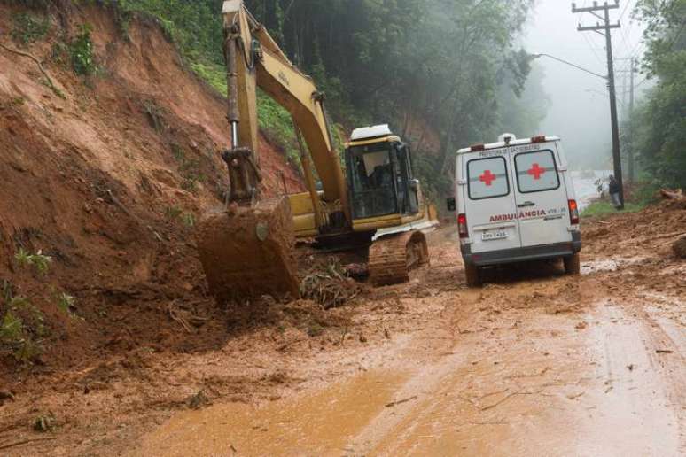 Rodovia Dr. Manoel Hipolito do Rego, estrada Rio-Santos, altura do km 159 no município de São Sebastiao, com duas faixas interditadas por deslizamento após forte chuva que caiu nos últimos dois dias no Litoral Norte de São Paulo