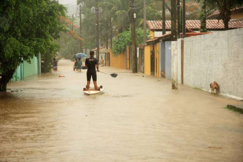 Rua alagada pela chuva em Maresias no final de semana de carnaval