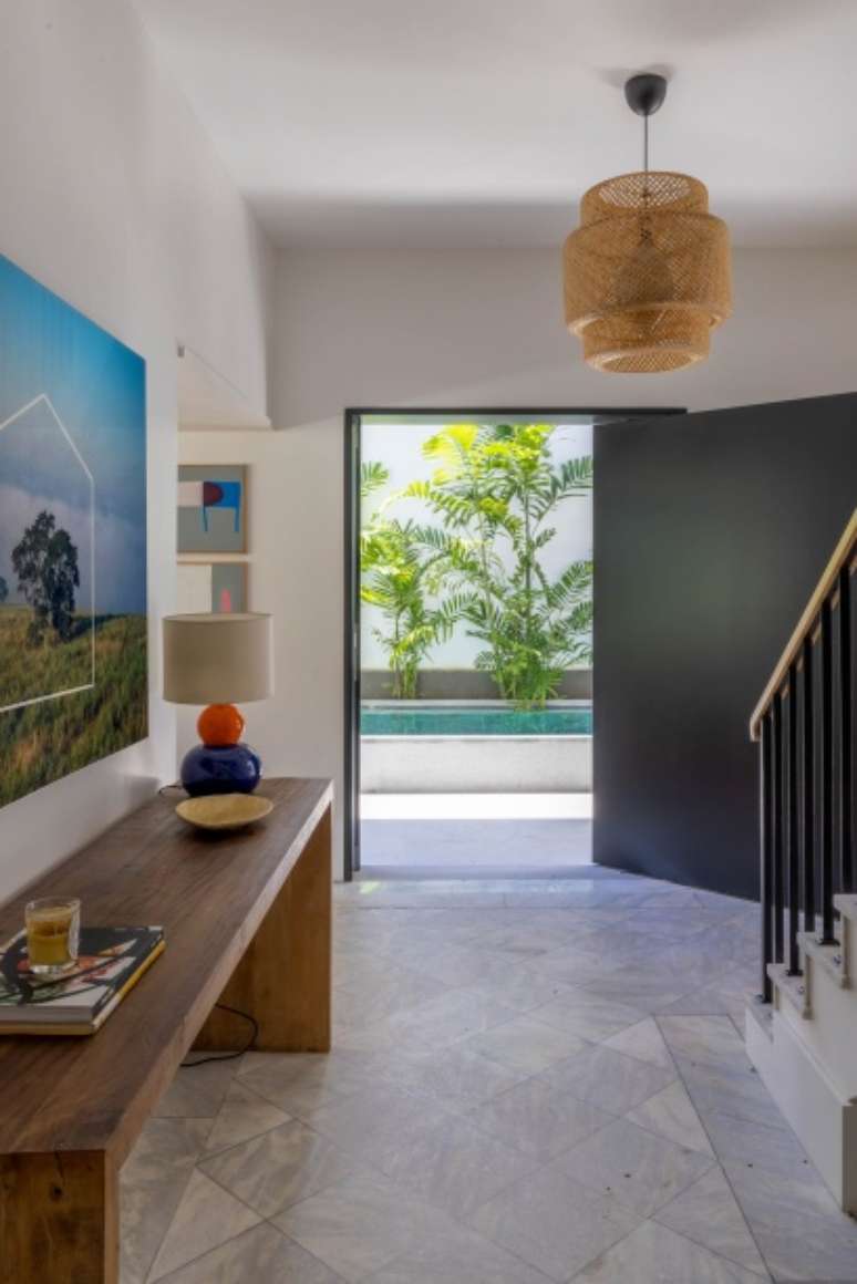 Cozinha em tons de azul e madeira é o destaque desta casa no Rio