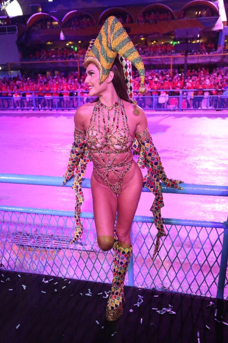 Deborah Secco é a rainha do camarote "Quem O Globo" na Marquês de Sapucaí, no Rio de Janeiro