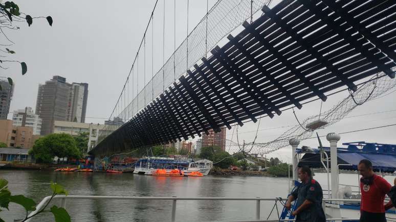 Estrutura da ponte sobre o rio Mampituba cedeu na madrugada desta segunda