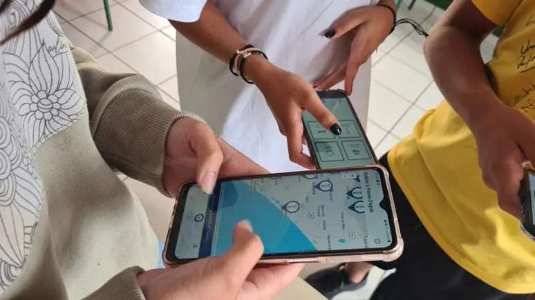 Alunos em Balneário Rincão (SC) utilizam app 