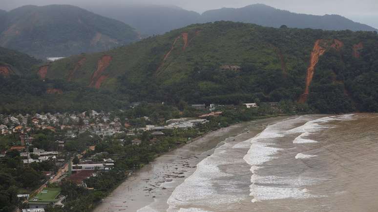 Praia de São Sebastião repleta por lama e com deslizamentos nas encostas