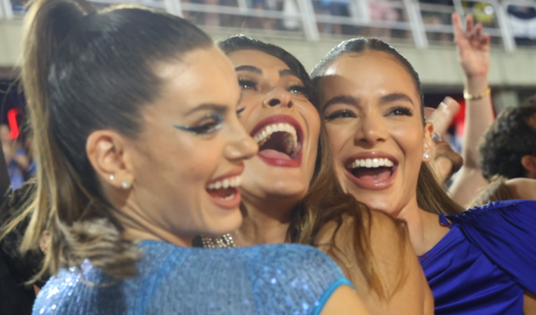 Carnaval 2023: Juliana Paes, Bruna Marquezine e Camila Queiroz protagonizam encontro descontraído na Sapucaí.