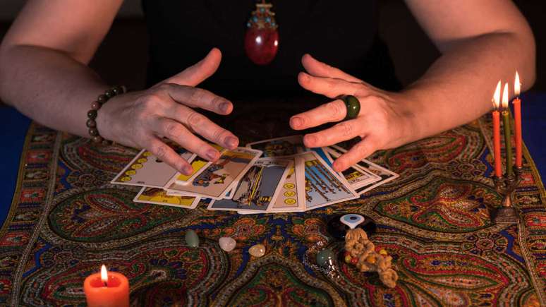 Você sabia que há uma relação entre os signos do zodíaco e as cartas do Tarot? Confira algumas correspondências comuns entre eles! -