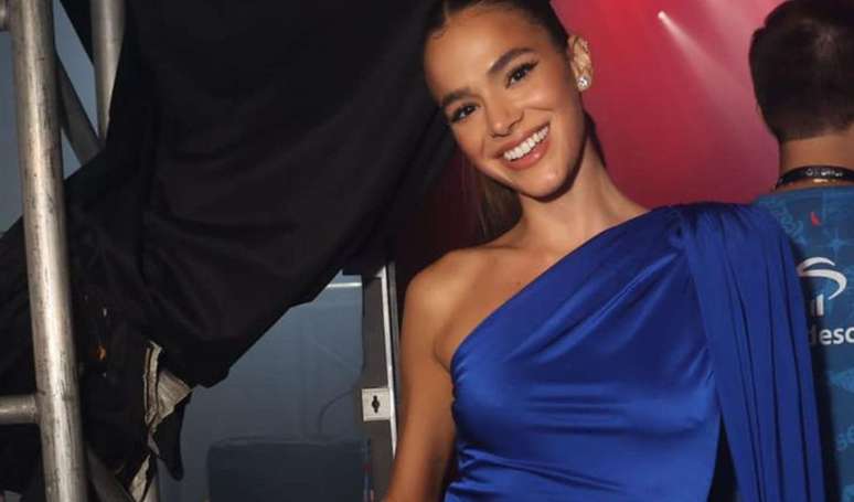 Bruna Marquezine utiliza esquema secreto para fugir de jornalistas na Sapucaí.