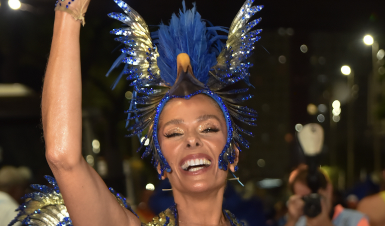 Adriane Galisteu retomou o posto de Madrinha de Bateria da Portela para o desfile de comemora&ccedil;&atilde;o dos 100 anos da escola de samba.