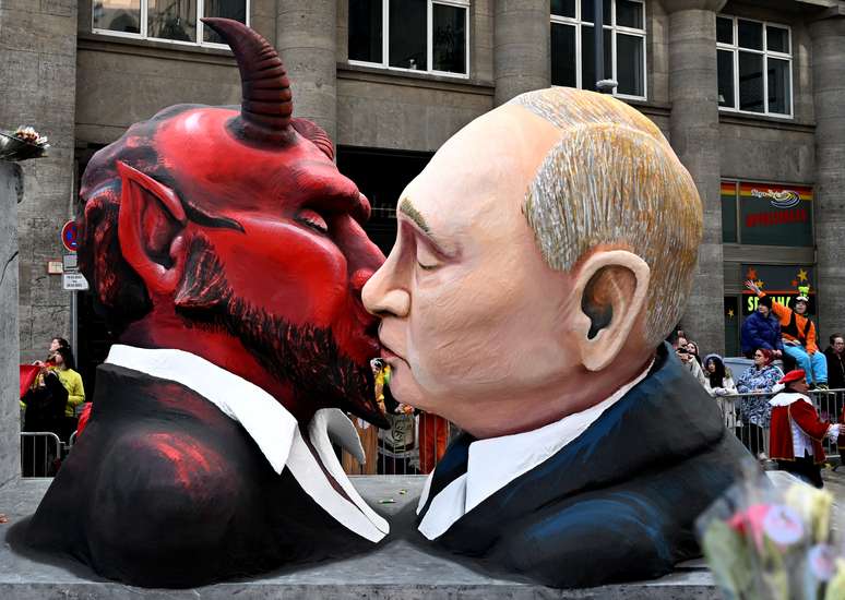 Desfile de carnaval na Alemanha faz s&aacute;tira contra Vladimir Putin