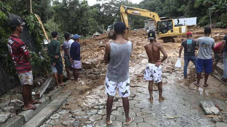 Moradores observam operação de busca e resgate em São Sebastião (SP)