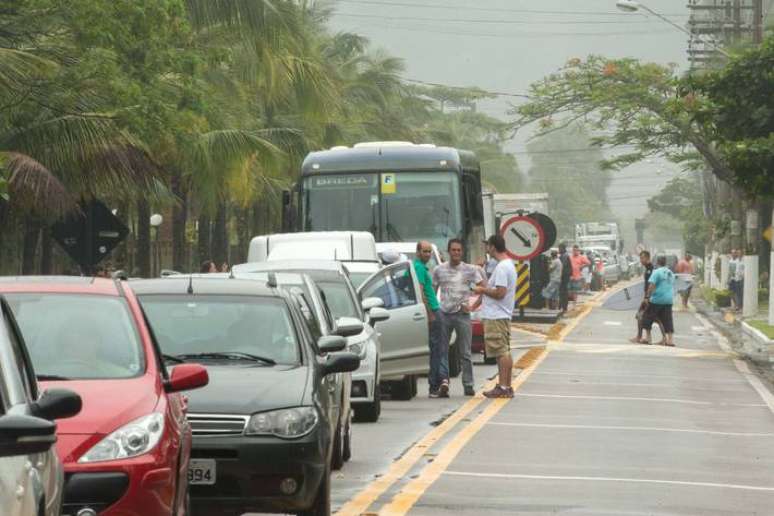 Motoristas aguardam na estrada Rio-Santos, no município de São Sebastiao, após deslizamento causado por forte chuva no ultimo final de semana no Litoral Norte de São Paulo.