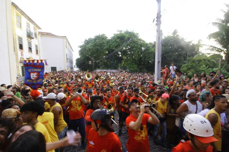 Bloco Eu Acho é Pouco arrasta multidão pelas ruas de Olinda   