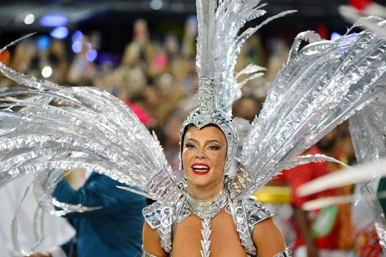 Paolla Oliveira durante desfile como Rainha de Bateria da Grande Rio