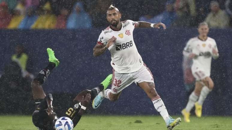 Vidal valoriza momento e diz que Fla sentiu efeitos da altitude em derrota