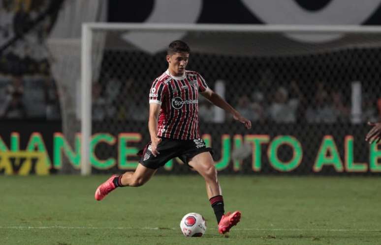 Pablo Maia recebeu o terceiro cartão amarelo no jogo contra o São Bento (Foto: Rubens Chiri/saopaulofc.net)