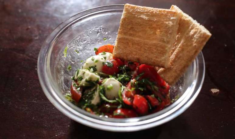 Salada caprese com torradas para saborear como petisco ou entrada
