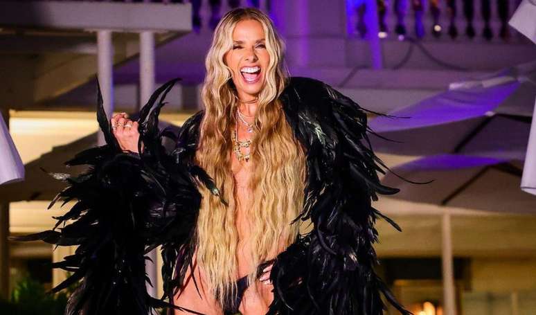 Bold look: Adriane Galisteu ditches the bra and wears low-cut panties at a carnival ball.  The opinion of the fashion expert!