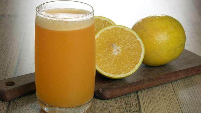 Suco energ&eacute;tico de ch&aacute; verde com laranja