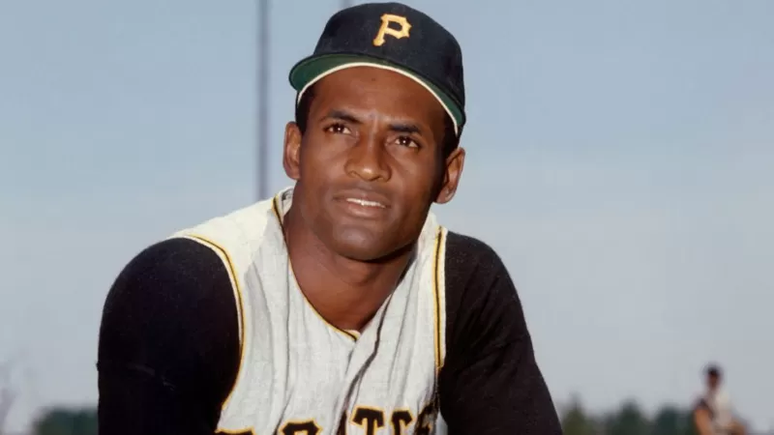 Um dos livros sendo revisados é a biografia do jogador de beisebol porto-riquenho Roberto Clemente