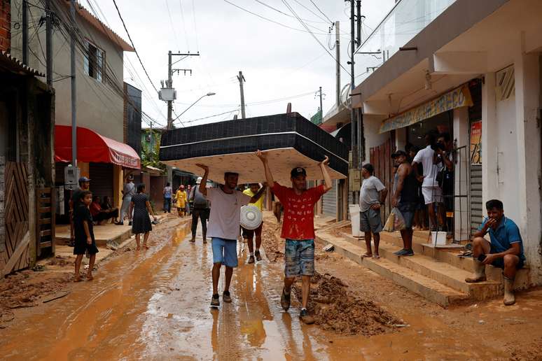 Chuva causa tragédia no litoral de SP