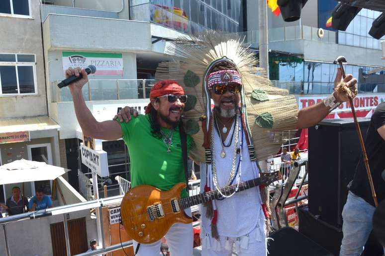 Bell e Carlinhos Brown comandaram um dos trios que encerrou o carnaval de Salvador, com o tradicional Arrastão da Quarta-feira de Cinzas.