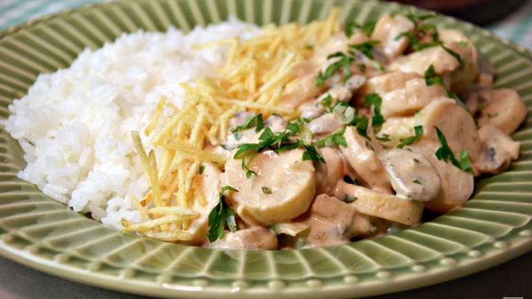 Estrogonofe vegetariano com palmito