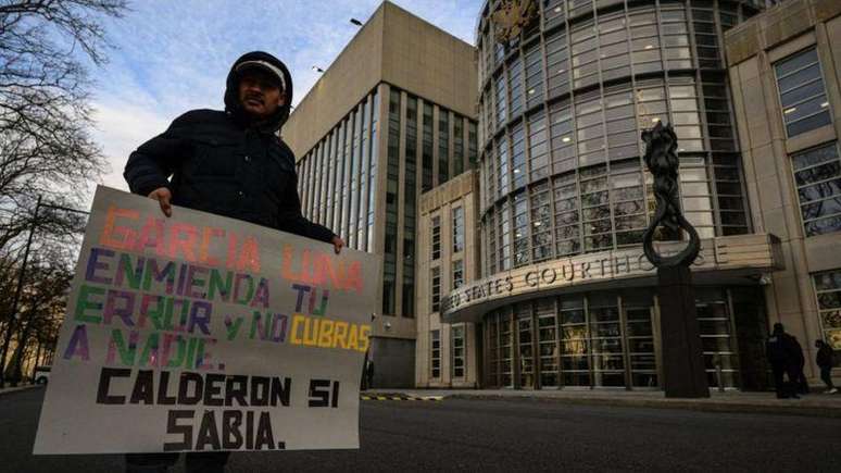 Algumas pessoas se reuniram na terça-feira para protestar em frente ao Tribunal onde ocorre o julgamento de García Luna