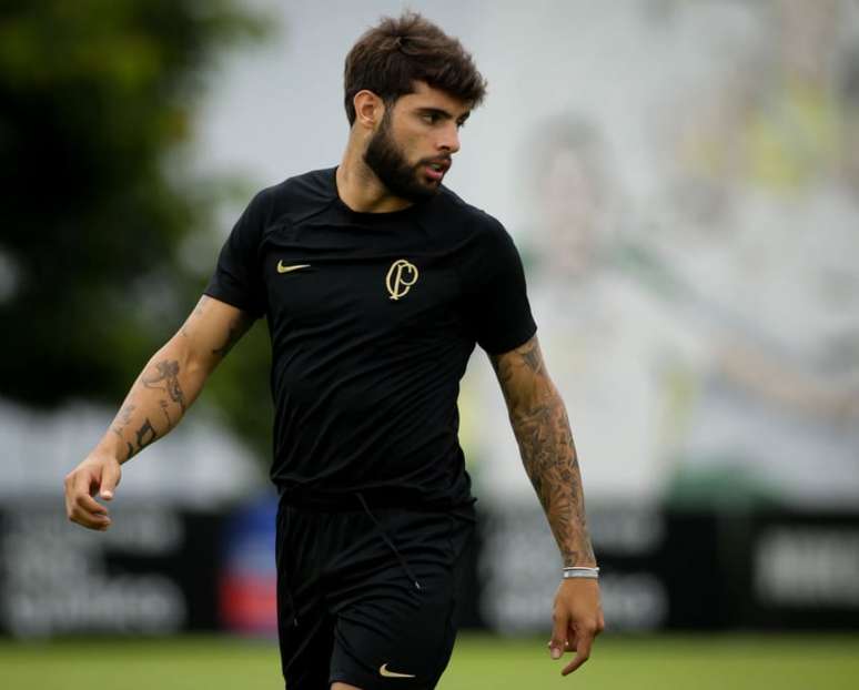 Namorada de atacante exclui conta na web após receber ataques da torcida do Corinthians