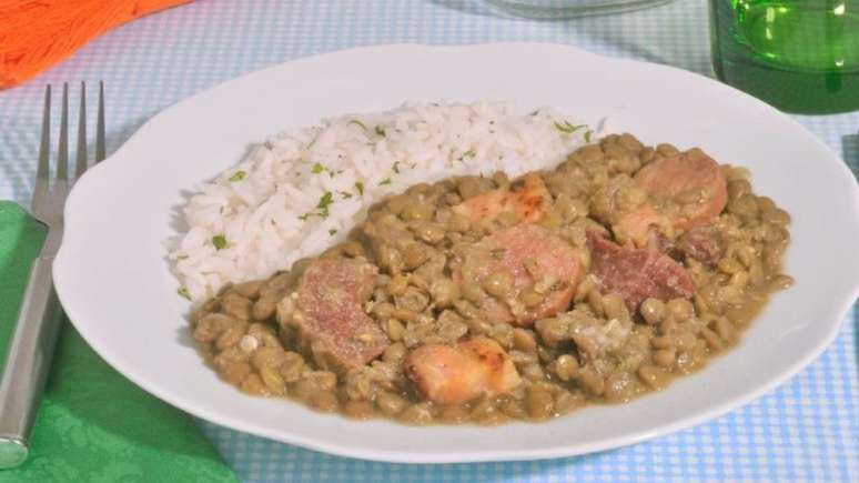 Guisado de carne-seca e lentilhas