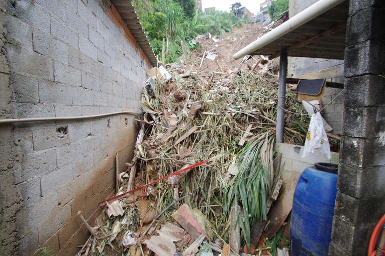 Chuvas provocam desmoronamento no município de Mauá (SP)