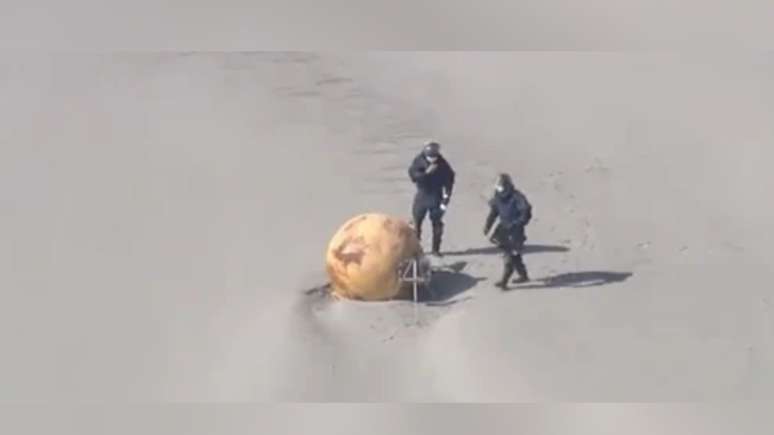 Bola misteriosa aparece em praia do Japão