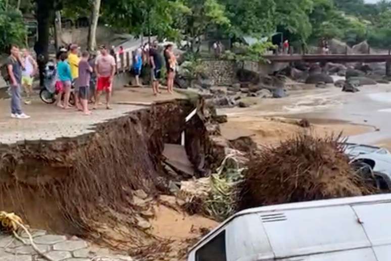 Destruição em praias de São Sebastião após as chuvas e enchentes