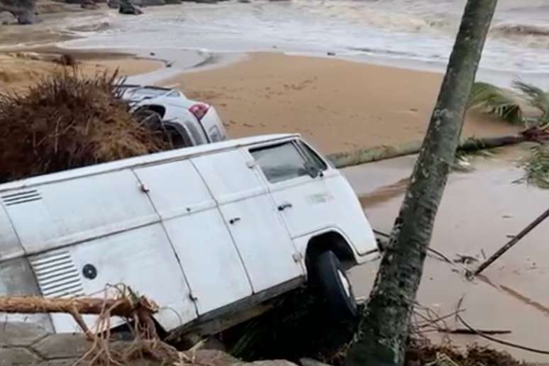 Veículos foram deslocados pela força das águas na cidade