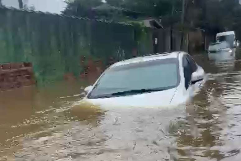 Veículo estacionado ficou submerso