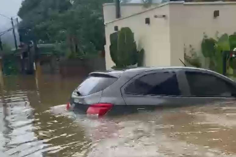 Carros foram levados pela enxurrada em São Sebastião