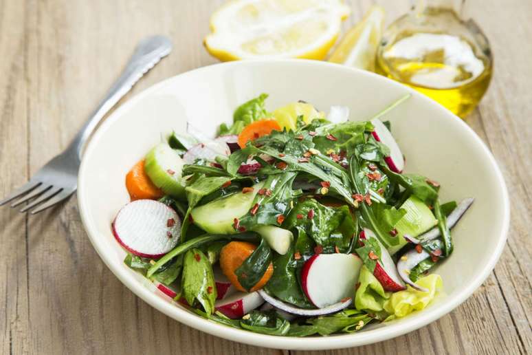 Salada verde com vegetais 