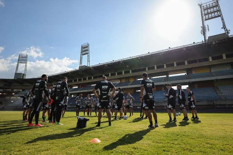 Delegação alvinegra foi alvo dos xingamentos na chegada ao Estádio Olímpico UCV, na capital venezuelana - (Foto: Pedro Souza/Atlético-MG)