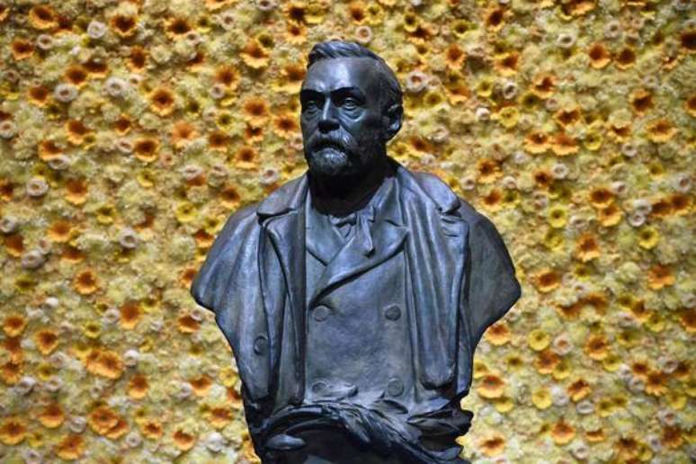 Busto de Alfred Nobel, que viveu seus últimos anos em Sanremo