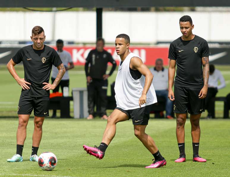 Corinthians treina com oito jovens da base em dia de atividades táticas; veja como foi