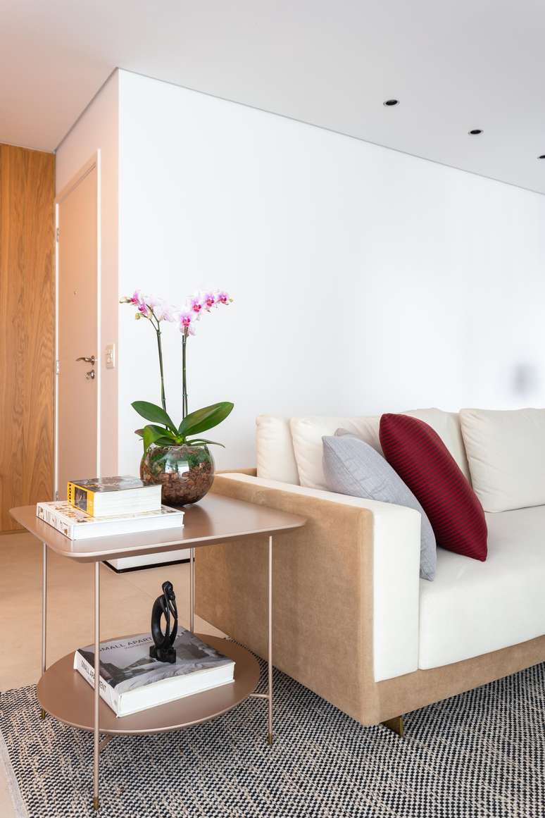 In this living room, the coffee table is contemplated with rounded corners. Project: Studio Tangram In this living room, the coffee table is contemplated with rounded corners. Project: Studio Tangram