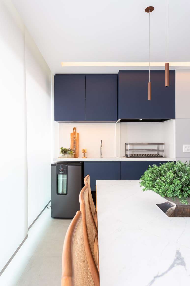 Furniture with a design formed by rounded ends is easily found in different types of pieces. In this project, the large dining table chosen by the architects of Studio Tan-gram has left aside the sharp protrusions. Furniture with a design formed by rounded ends is easily found in different types of pieces. In this project, the large dining table chosen by the architects of Studio Tan-gram has left aside the sharp protrusions.