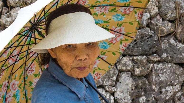 A população de Okinawa, no sul do Japão, geralmente permanece ativa até mais de 90 anos