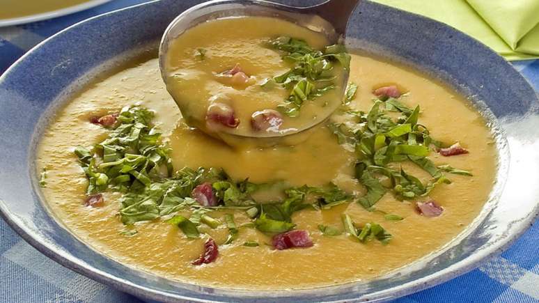 Sopa de feijão-branco com rúcula e bacon