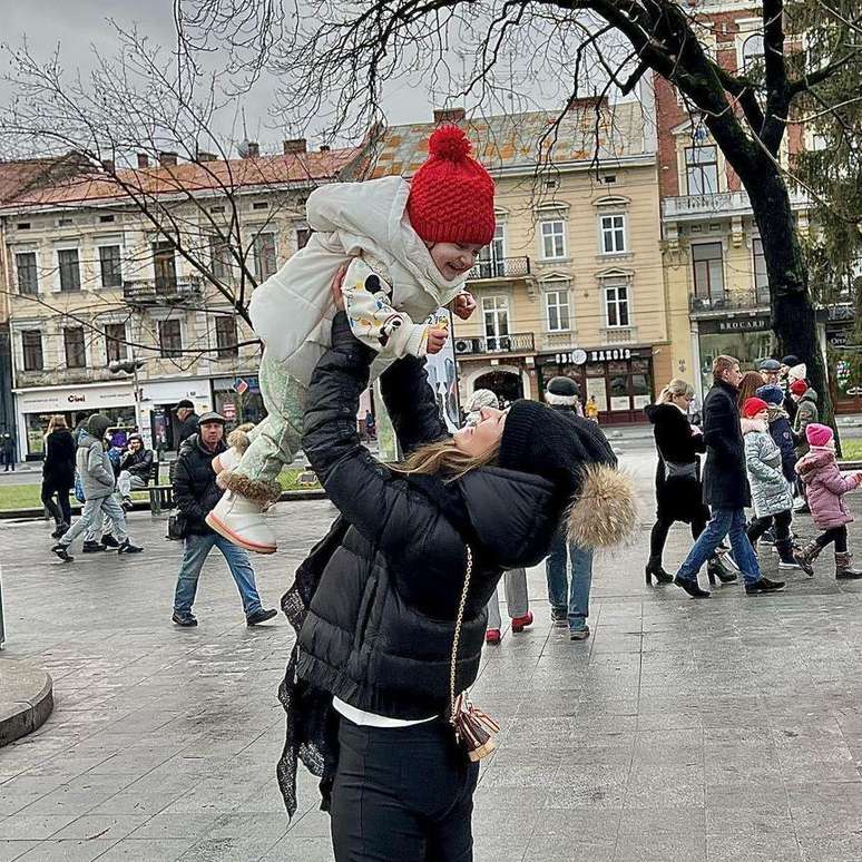 Aline e a filha Manuela em Kiev: tentando buscar normalidade em meio à guerra