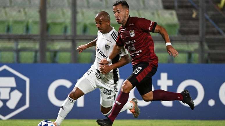 Galo terá de manter o time focado para os dois desafios da equipe nos próximos dias (Federico Parra / AFP)