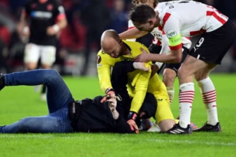 poki futebol Goleiro do Sevilla é agredido por torcedor durante
