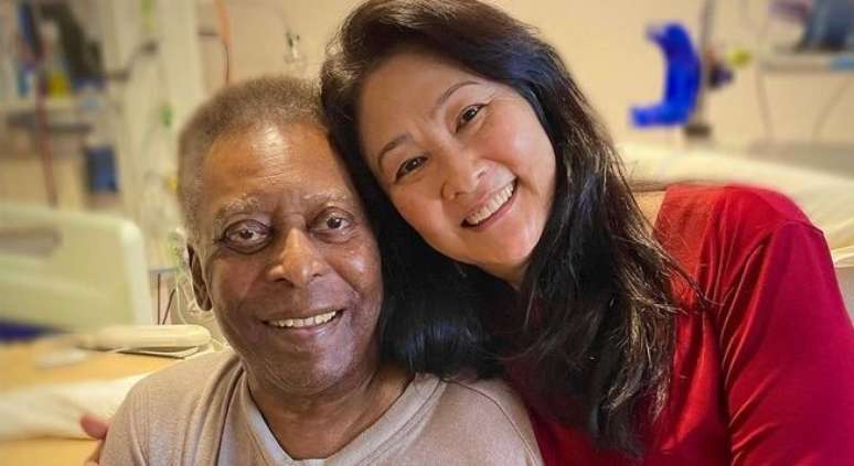 Pelé e Márcia Aoki no hospital, em São Paulo, poucas semanas antes da morte do ídolo