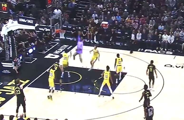 Jogadores de basquete na grande arena profissional durante o jogo