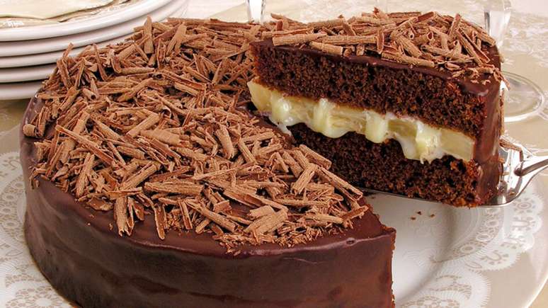 Bolo de chocolate recheado com leite condensado e abacaxi